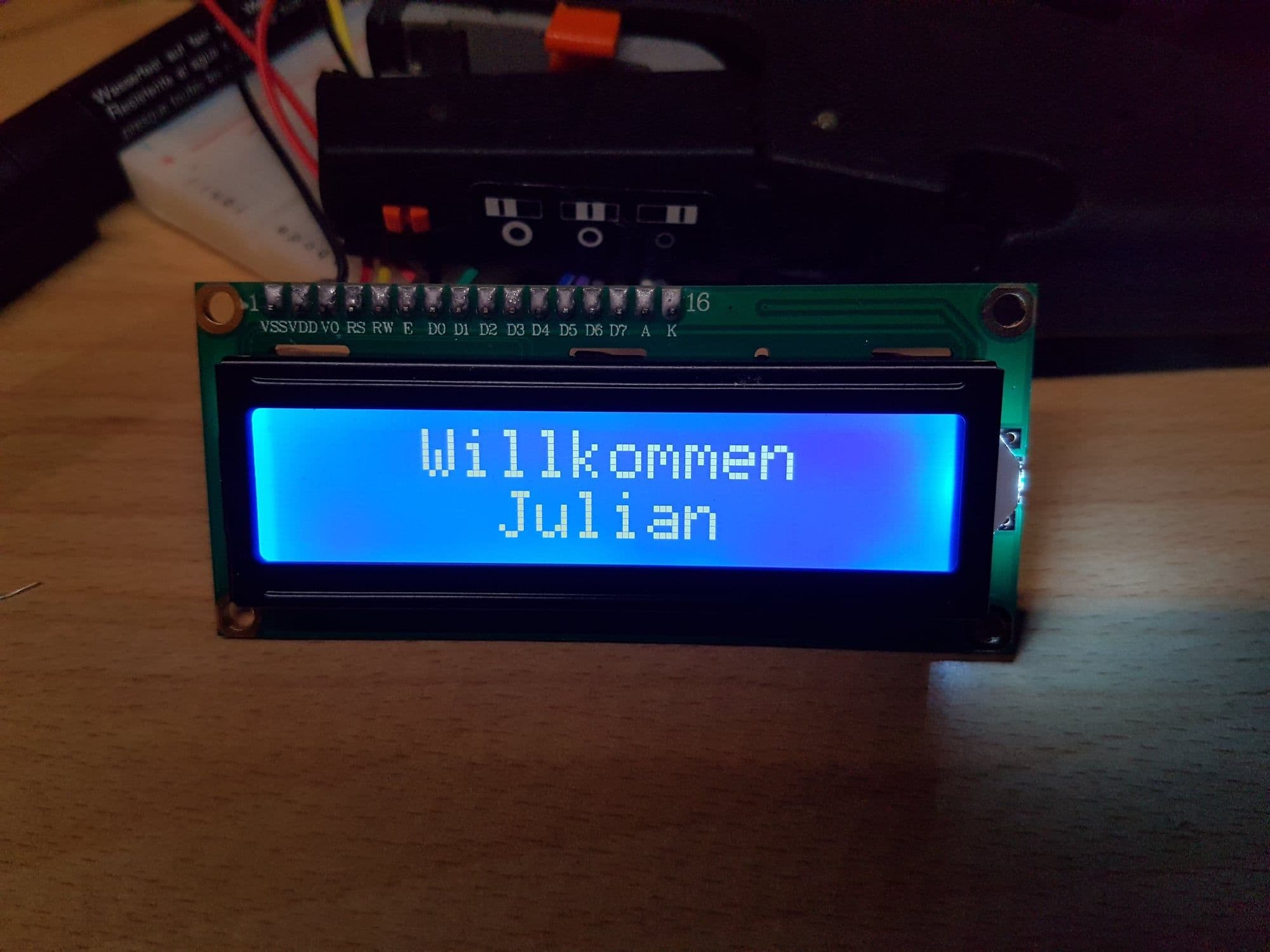 LCD display showing 'Willkommen Julian'